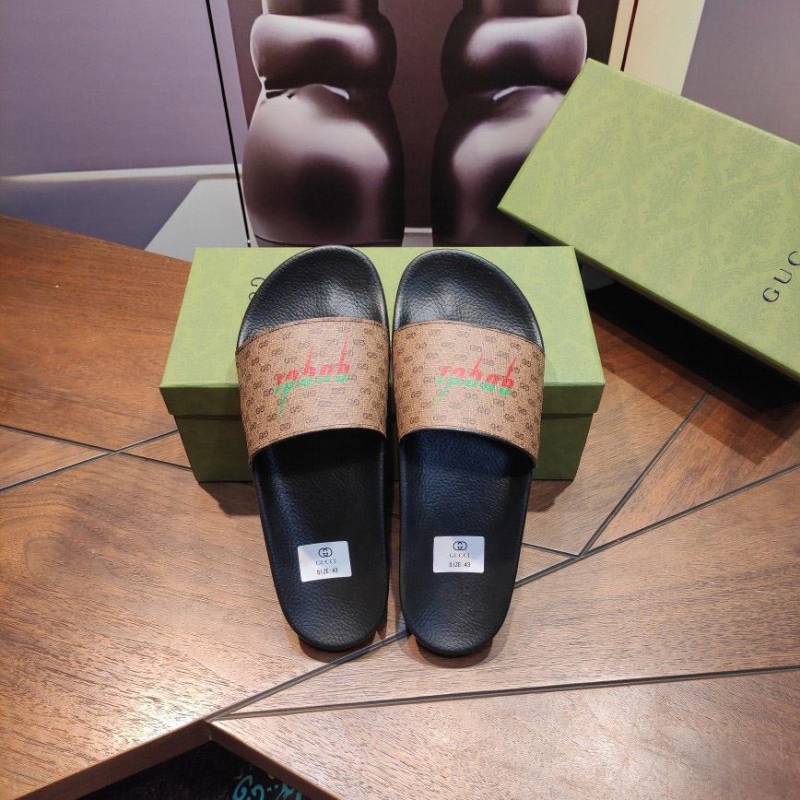 G*u*i slippers